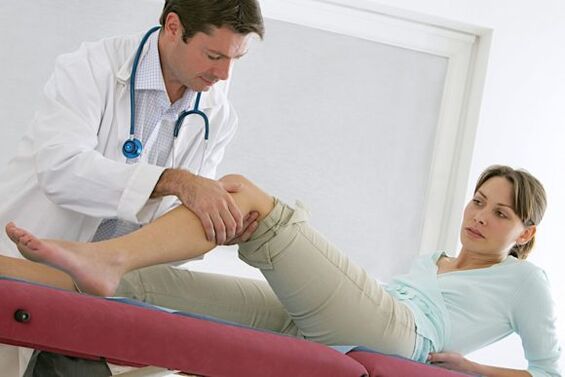 der Arzt untersucht die Beine nach einer Krampfaderoperation