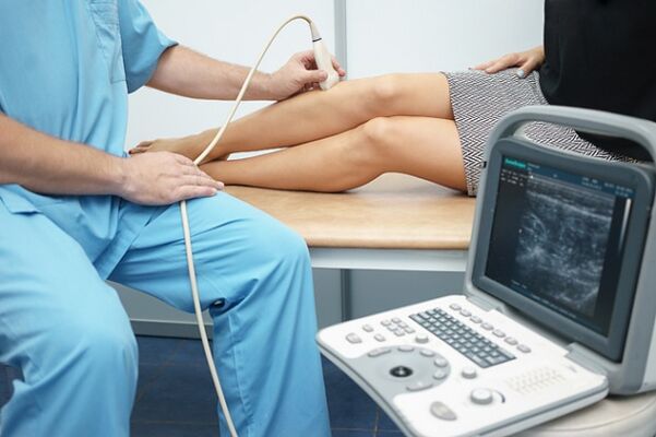 Diagnose des Nachweises von retikulären Krampfadern der Beine durch Ultraschall. 