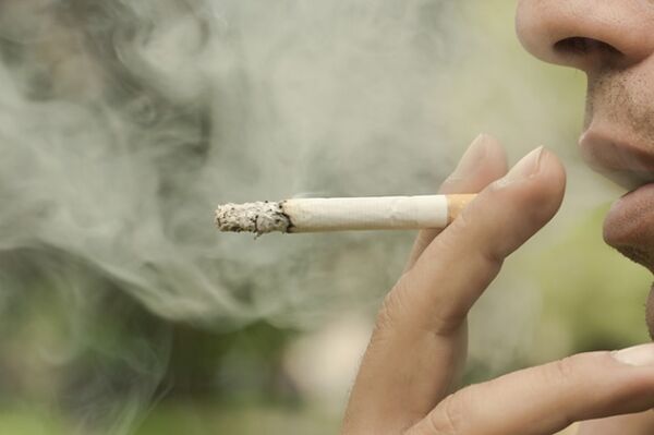Rauchen ist einer der Gründe für die Entstehung von retikulären Krampfadern. 
